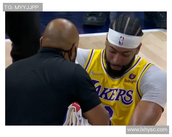 伤不起！弗菲因膝伤被搀扶回更衣室